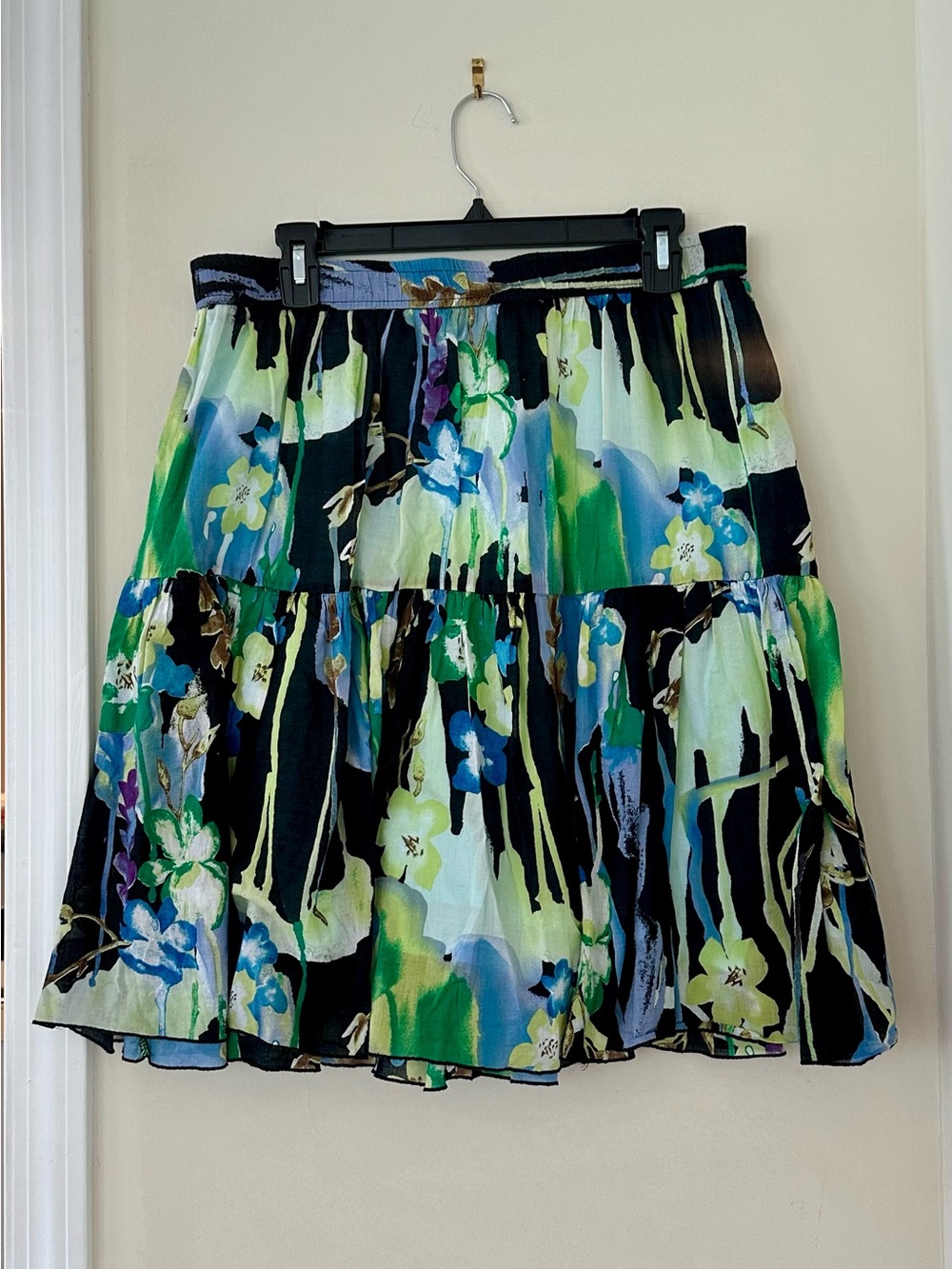 Summery Lightweight Feminine Floral Tiered Skirt. Size Medium